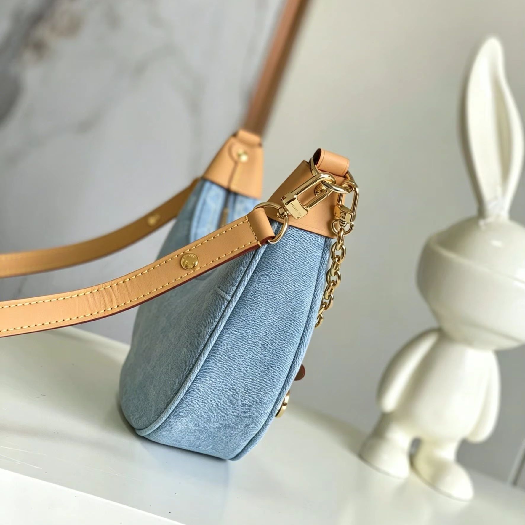 Luxury Bags Denim - Светло-голубая жаккардовая джинсовая сумка-хобо в форме